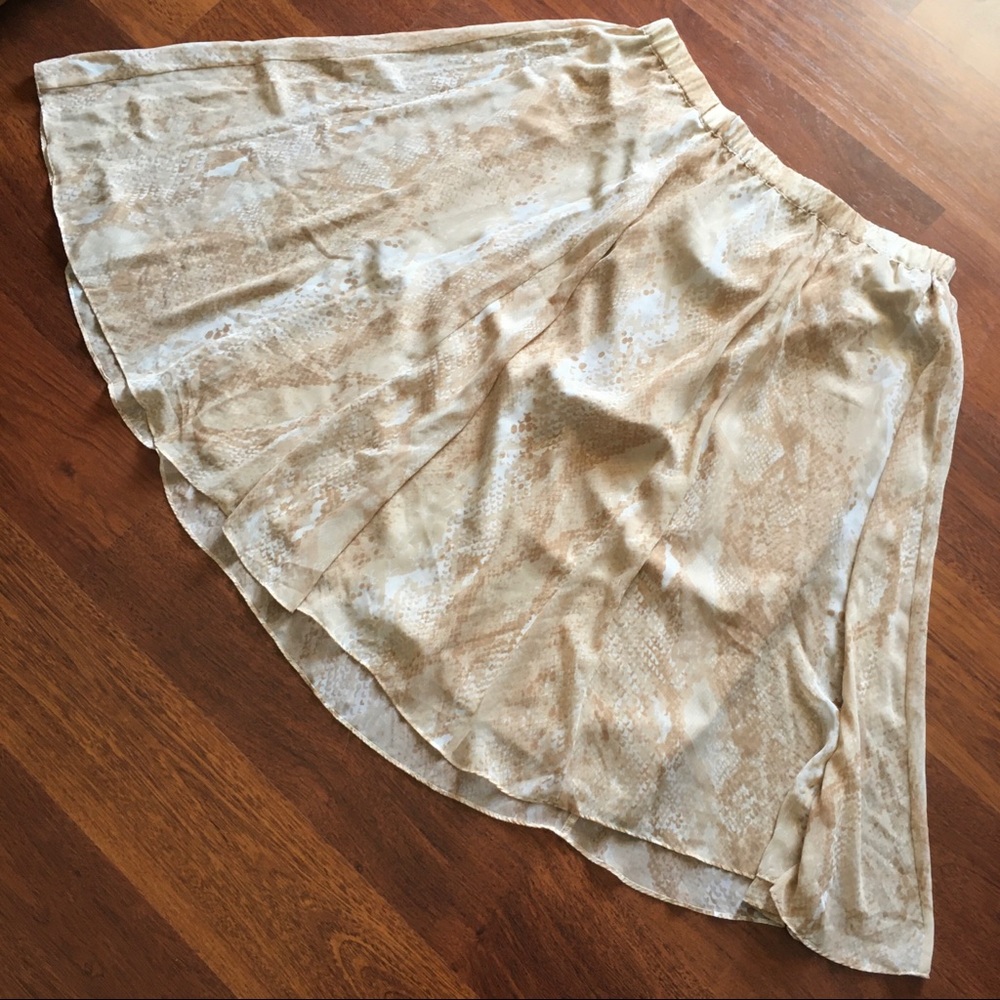 🐞 Flowy skirt in tan snake skin pattern Covington